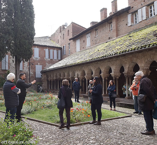 En el interior del claustro de Saint-Salvi de Albi