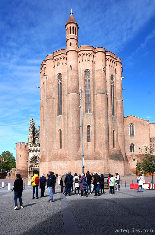 El grupo junto a la catedral de Albi