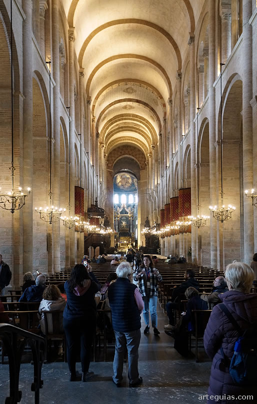 Explicaciones en el interio de Saint-Sernin de Toulouse