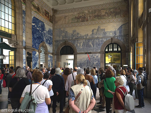 Visita a la estaci&oacute;n de ferrocarril con sus c&eacute;lebres paneles de azulejos