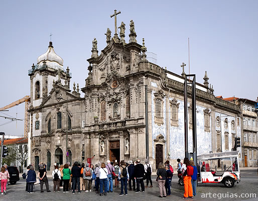 Explicaciones en la iglesia de Los Carmelitas