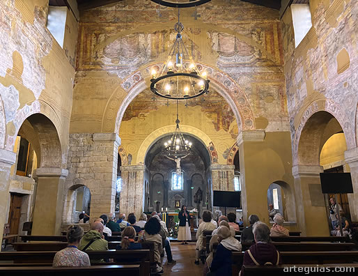 Interior de San Julián de los Prados