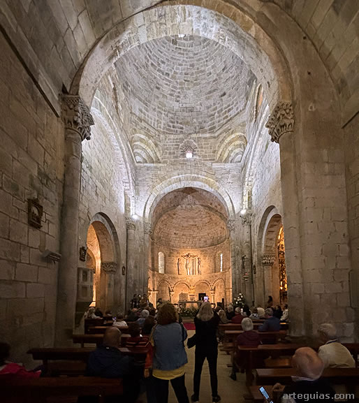 Visitando el interior de la Colegiata de Santa Cruz de Casta&ntilde;eda