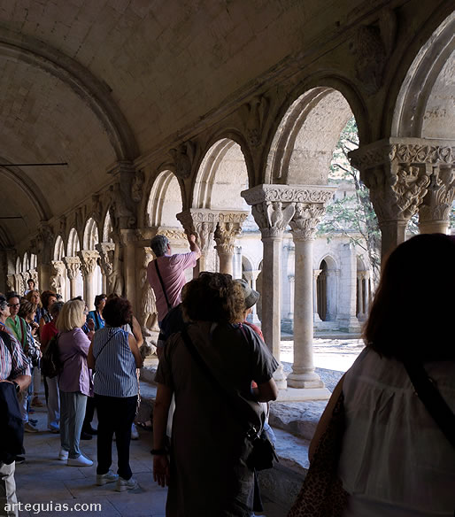 Explicaciones en el magn&iacute;fico claustro de San Tr&oacute;fimo de Arl&eacute;s