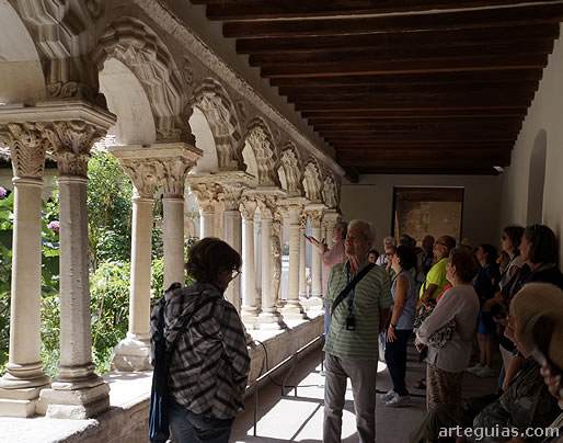 Recorriendo el coqueto claustro rom&aacute;nico catedralicio