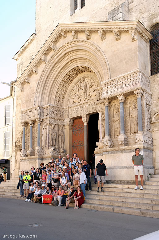 Posando en la fachada de la catedral de San Tr&oacute;fimo de Arl&eacute;s