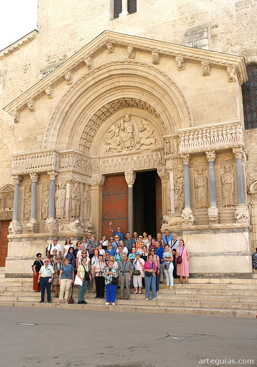 Uno de los platos fuertes del viaje: la fachada de la catedral de Arl&eacute;s