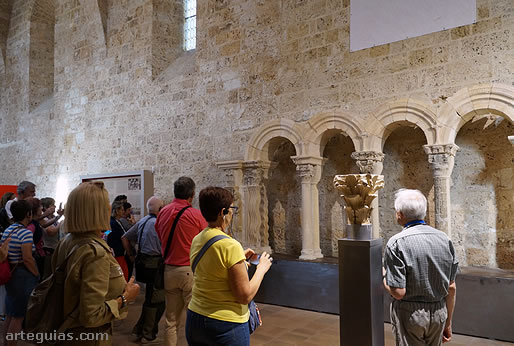 Admirando el museo lapidario de Saint-Guilhem-le-Desert