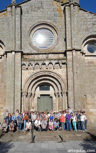 Foto de grupo en la iglesia de Xunqueira de Amb&iacute;a