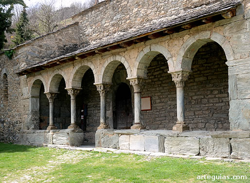 Galer&iacute;a porticada rom&aacute;nica de la iglesia de Queralbs
