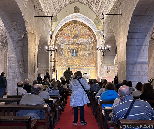 Admirando las pinturas rom&aacute;nicas de la iglesia de Vilanova de la Muga