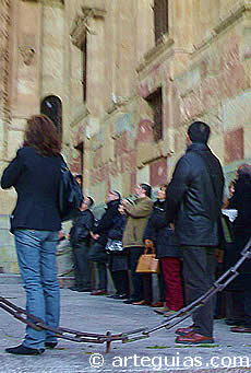 En el Patio Chico de la Catedral Vieja. Enfrente, el cimborrio rom&aacute;nico