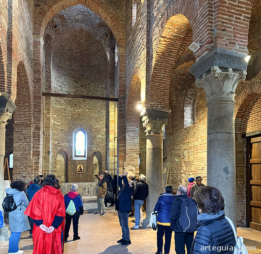 S&aacute;bado por la tarde: en el interior de la iglesia mon&aacute;stica bizantina de San Pedro y San Pablo de Agr&ograve;.