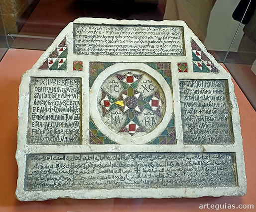 Antes de comer fuimos al Palacio de la Zisa, que expone su famosa "L&aacute;pida Cuadriling&uuml;e".