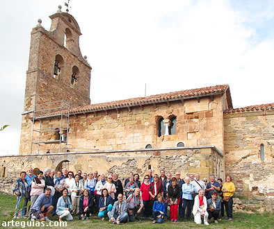 Frente a la iglesia prerrom&aacute;nica de San Vicente del Valle