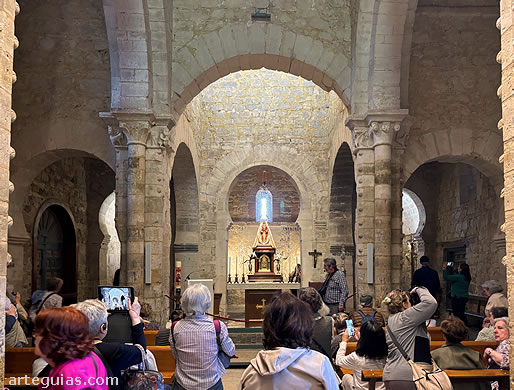 En el interior de Santa Mar&iacute;a de Wamba.