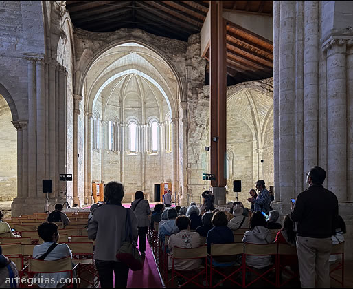 Ya en el interior de la iglesia abacial.