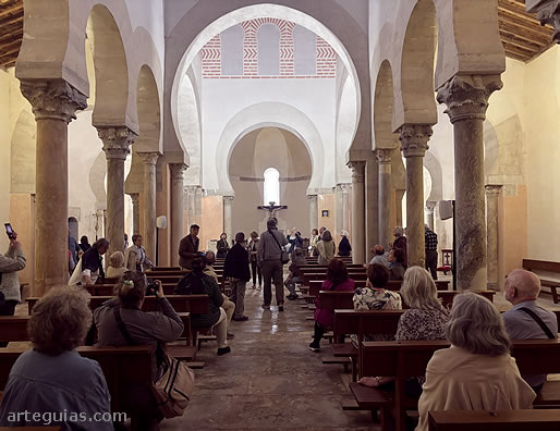 Para finaliza el viaje: uno de los platos fuertes: la preciosa iglesia de San Cebri&aacute;n de Mazote, del siglo X.