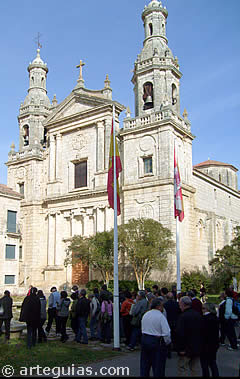 Monumental fachada de la iglesia de La Santa Espina