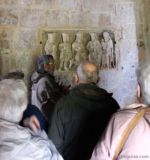 A la entrada de la iglesia de Butrera con su frontal de altar