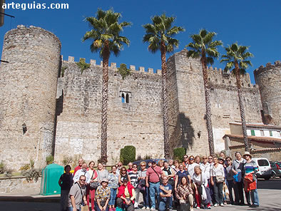 Junto al gran castillo de Arenas de San Pedro