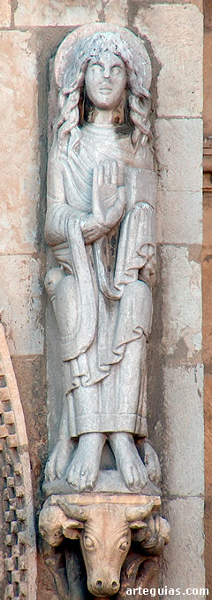 Estatua encastrada junto a una de las uertas de San Isidoro