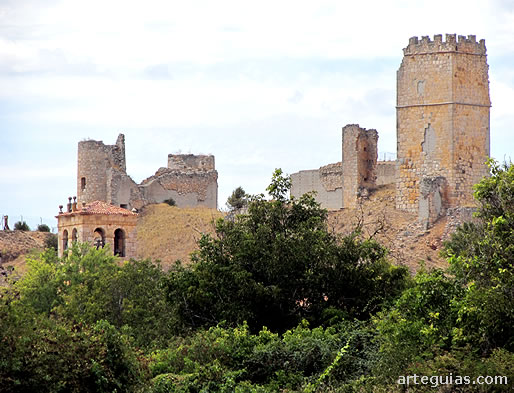 Restos de las torres que constitu&iacute;an el castillo de Coru&ntilde;a del Conde
