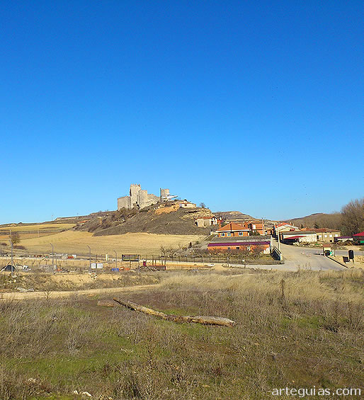 Coru&ntilde;a del Conde con su castillo sobre un cerro
