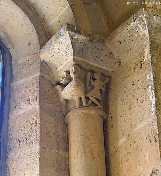 Capitel de uno de los ventanales del &aacute;bside principal
