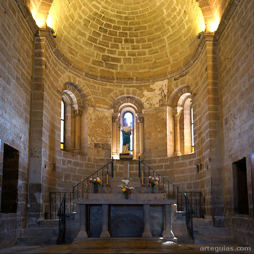 Interior del &aacute;bside central de la ermita de Chalamera