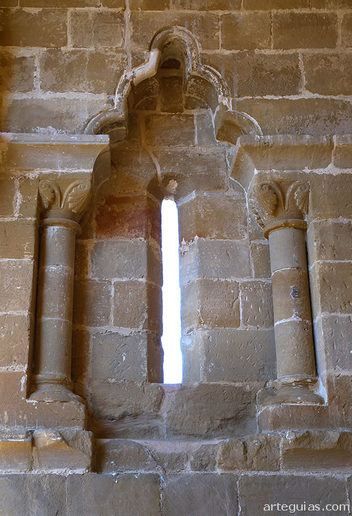 Peculiar ventanal en el presbiterio de la ermita de la Concepci&oacute;n de Treviana