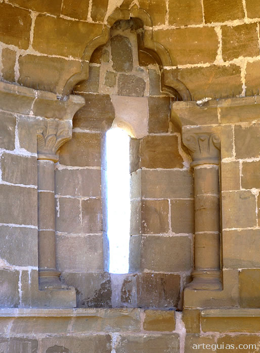 Ventanal absidal en su vertiente inferior