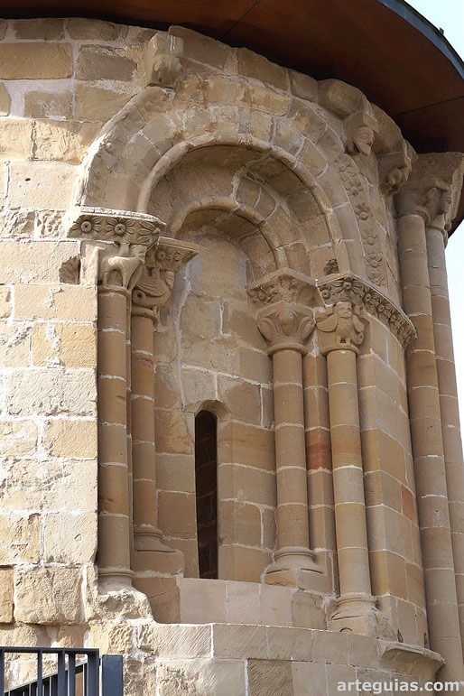 Ermita de la Concepci&oacute;n de Treviana, La Rioja: gran ventanal absidal
