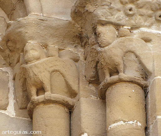 Dos capiteles del ventanal