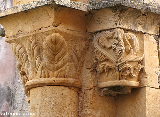 Delicados capiteles fitomorfos