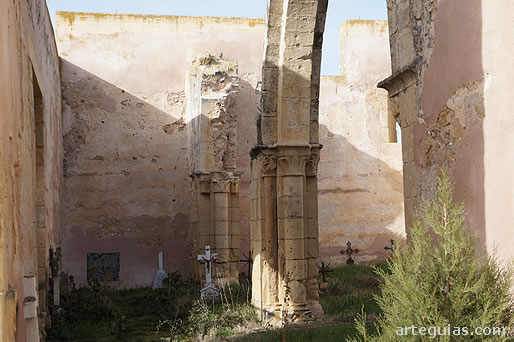 Arcos formeros y pilares con columnas entregas
