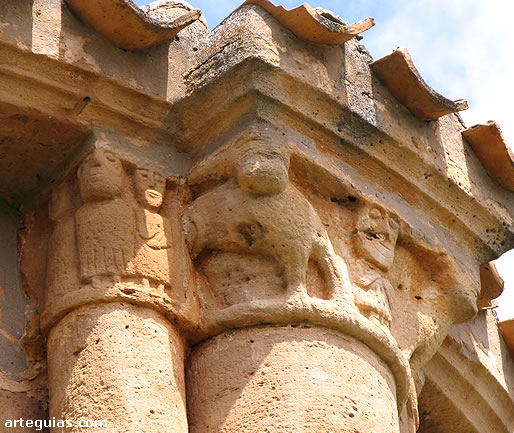 Grupo de capiteles de las columnas absidales de la ermita de Los Barrios de Bureba