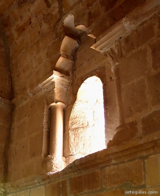 El ventanal meridional en el interior es polilobulado