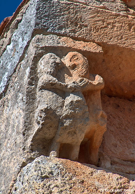 Canecillo desfigurado de la cornisa