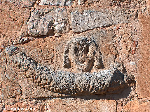 Pieza romana embitida en los muros de la ermita