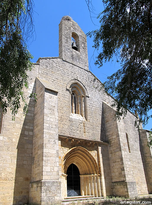 Fachada principal de la iglesia de la Virgen de las Fuentes, Amusco
