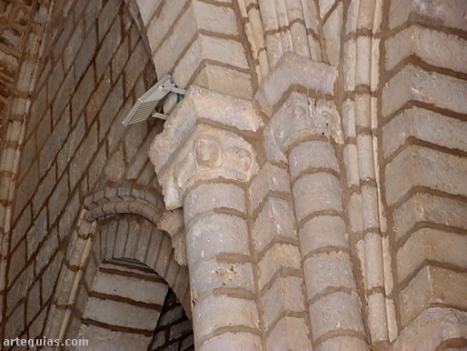 Los capiteles interiores apenas muestran relieves con cabeza humanas