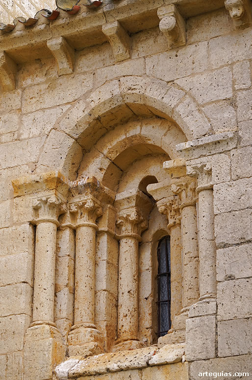 Ventanal de uno de los &aacute;bsides laterales