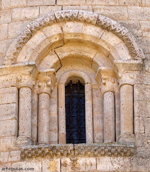 Ventanal rom&aacute;nico en el centro del &aacute;bside principal