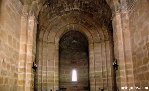 Interior de la Ermita de Pi&eacute;rnigas con su potent&iacute;simo arco triunfal