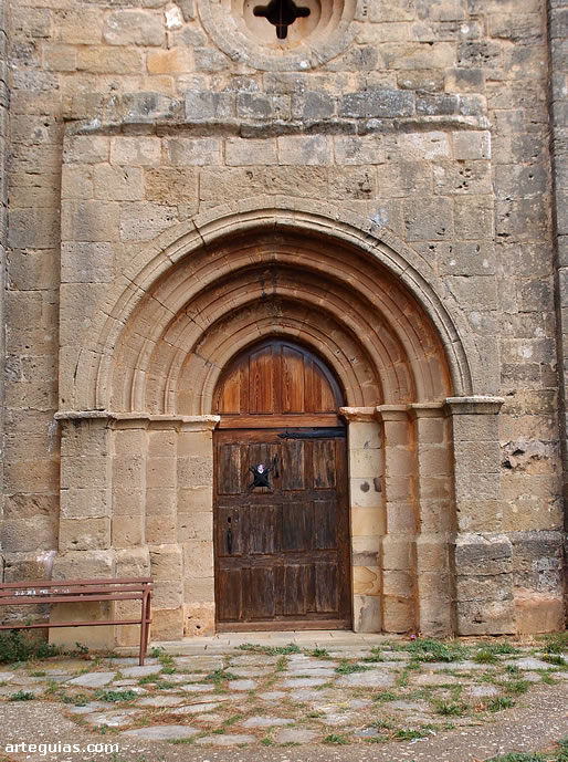 Puerta de la ermita en la fachada occidental