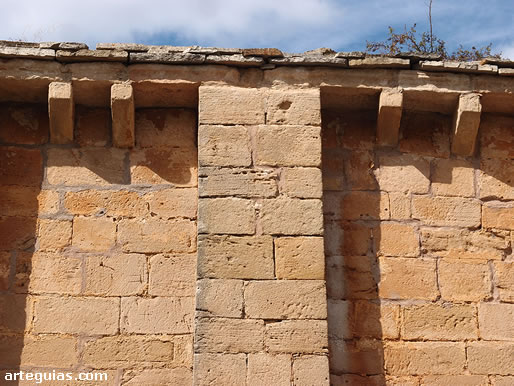 Los muros de la ermita de Pi&eacute;rnigas son de siller&iacute;a pero no hay escultura