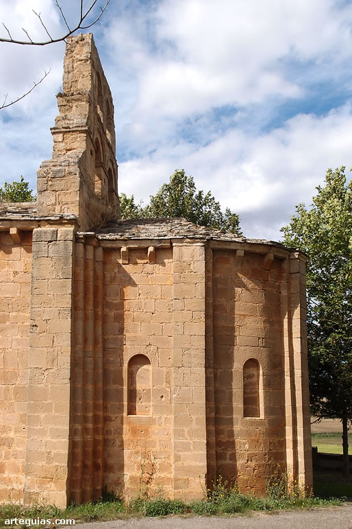 Cabecera y espada&ntilde;a de la ermita