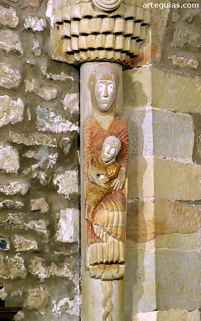 Estatua columna con la Virgen y el Ni&ntilde;o