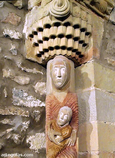 Estatua columna con curioso capitel
